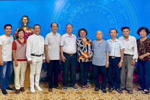 越南各民族文学艺术协会本市分会成员合照。