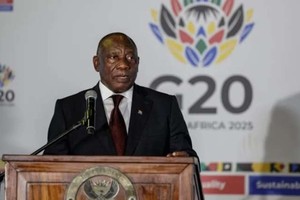 南非总统拉马福萨在会议开幕式上致辞。（图：AFP）