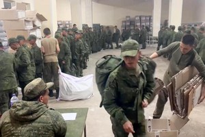 当地时间2024年10月18日，乌克兰军方战略通讯和资讯安全中心（SPRAVDI）公开的视频中可见疑似朝鲜军人排队从俄军士兵手中领取各种物品。 （图：韩联社）