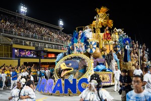 在巴西里约热内卢桑巴大道，桑巴舞校的演员参加狂欢节游行。