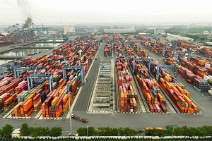 位于巴地-头顿省富美市新福坊新港-丐密国际港口已部分获绿化。