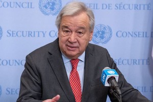 联合国秘书长古特雷斯在安理会外向媒体通报加沙局势。（图：联合国）