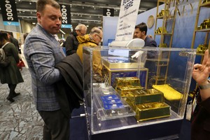 一参展商陈列的金砖吸引参会者的目光。