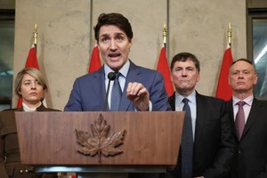 加拿大总理特鲁多当地时间3日，在渥太华国会山举行的新闻发布会上就美国对加拿大征收关税的问题发言。（图：AFP）