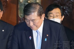 3月4日下午，2025年度预算案在众院全体会议上获得通过后，日本首相石破茂鞠躬致意。（图：共同社）