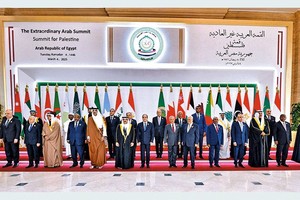 阿拉伯联盟峰会同意埃及提出的加沙重建计划，多国元首及领袖合影。（图：AFP）
