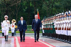 政府总理范明政与吉尔吉斯斯坦共和国总理阿德尔别克·凯西马利耶夫检阅仪仗队。（图：越通社）