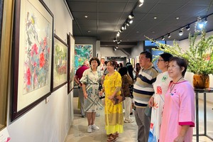 华人画家参加庆妇女节美术展