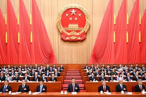 3月5日，第十四届全国人民代表大会第三次会议在北京人民大会堂开幕。党和国家领导人习近平、李强、王沪宁、蔡奇、丁薛祥、李希、韩正等出席大会。（图：新华社）