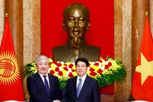 国家主席梁强会见吉尔吉斯斯坦总理卡西马利耶夫