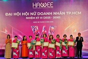 颜旭君女企业家（右五）获奖励。