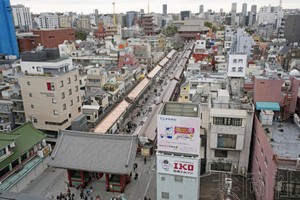 图为房顶被翻新的东京浅草寺商店街“仲见世”。（图：共同社）