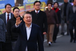 3月8日，在位于京畿道义王市的首尔看守所外，韩国总统尹锡悦向支持者挥手致意。韩国检方当天向首尔看守所发送总统尹锡悦释放指令，尹锡悦返回总统官邸。 （图：韩联社）