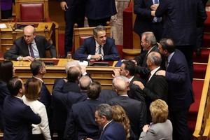 2025年3月7日，希腊雅典，希腊总理基里亚科斯·米佐塔基斯在议会对其政府的不信任动议结果公布后与本党议员交谈。（图：路透社）