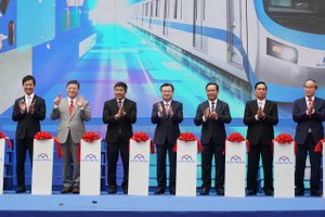 各位代表为地铁1号线落成剪彩。