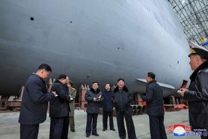 据朝中社8日报导，朝鲜劳动党总书记、国务委员长金正恩视察了一家朝鲜重要造船厂，要求大量造舰并加强海军战力。 （图：朝中社）