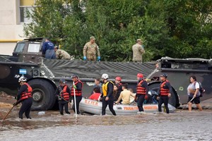阿根廷7日遭遇暴雨，导致城市被洪水淹没，超过1300人撤离。 （图：AFP）