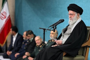 当地时间2025年3月8日，伊朗德黑兰，在一次会议上，伊朗最高领袖哈梅内伊发表讲话。（图：互联网）