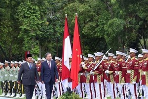 苏林总书记检阅仪仗队。（图：越通社）