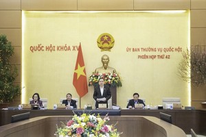 图为国会主席陈青敏（站）主持国会常委会第42次会议。（图：国会）