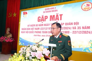 第304师团师长郑歌大校在仪式上致辞。（图：越通社）