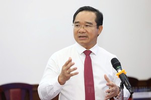 市人委会主席阮文得会上致辞。