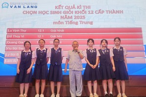 文朗学校主席阮曰朗与6名考到优秀生称号学生合照。