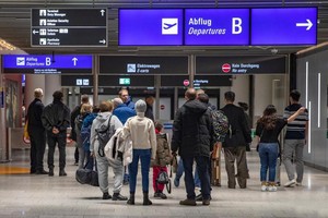 人们聚集在德国法兰克福机场出发大厅。