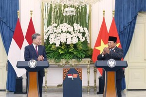 苏林总书记和印度尼西亚总统、大印尼行动党总主席普拉博沃·苏比延多。（图：越通社）