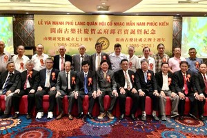 闽南古乐社理事会在庆祝晚宴上合影留念。