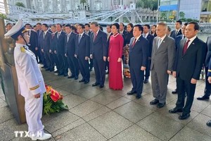 苏林总书记在新加坡胡志明主席雕像前献花