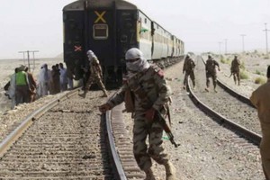 巴基斯坦一列火车遭武装分子袭击，逾百人被挟持。（图：互联网）