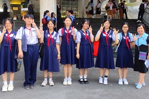 华人子弟参加市九年级优秀生考试