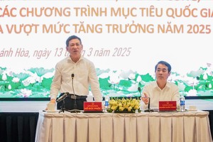 政府副总理胡德福（左）在会议上发表讲话。（图：民族报）