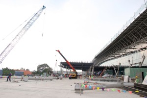 施工新山一机场T3航站楼。