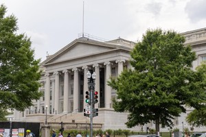 这是2024年7月29日在美国首都华盛顿拍摄的美国财政部大楼。（图：新华社）