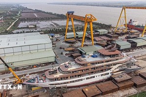 海防市钦河造船厂紧锣密鼓完成新钉造轮船订单。