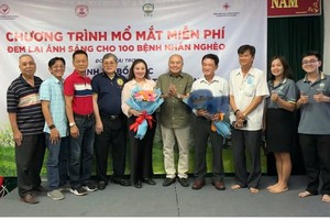 泰丰贸易有限公司董事长黄俊章（右四）、副董事长黄俊丰（右八）与培德精舍会长庄瑞雄（右五）、常值副会长赖远东（右七）与医护团队及相关人员合照。