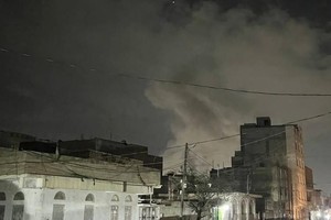 3月15日，也门首都萨那一处地点遭到空袭后升起浓烟。（图：新华社）