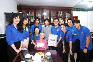 《西贡解放报》共青团探望越南英雄母亲武氏岁。