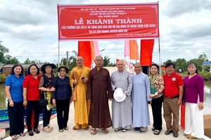 各赞助单位和代表出席桥梁落成仪式。