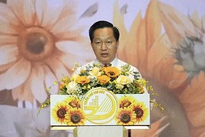 守德市人委会主席黄松在会议上发言。（图：进才）