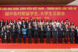 苏林总书记、中国驻越南大使何炜以及党政领导人和与会代表出席。 （图：人民报）