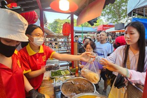 华人企业「曾家」面包店一早便吸引大批顾客排队购买，场面热闹非凡。