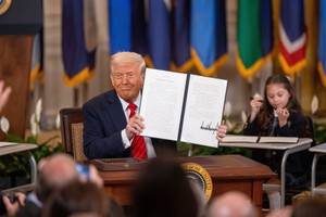 3月20日，美国总统特朗普在华盛顿白宫展示签署的行政令。（图：新华社）