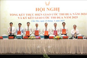 竞赛协议签署仪式。（图：越通社）