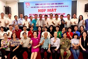 南方越南胡志明共青团原团干部为筹备聚会工作合照留念。