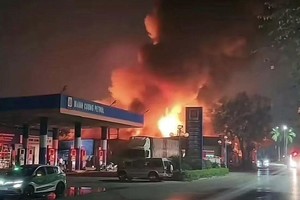 河内嘉林县午夜失火