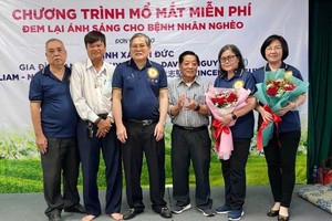 培德精舍与澳洲越侨善心人代表接受组委会献花。