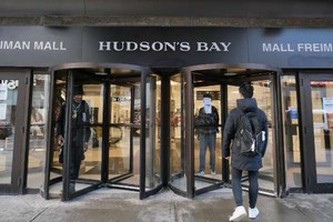顾客在零售企业哈德逊湾公司一家门店进出。（图：互联网）